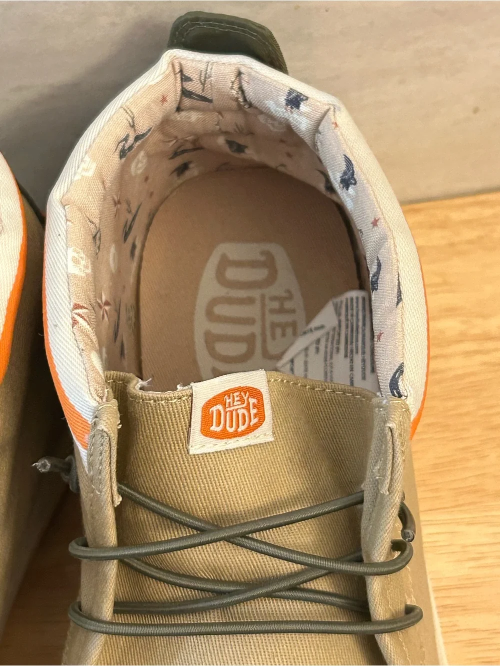 HEYDUDE Men's Wally Mid Stars N Skulls (Tan).